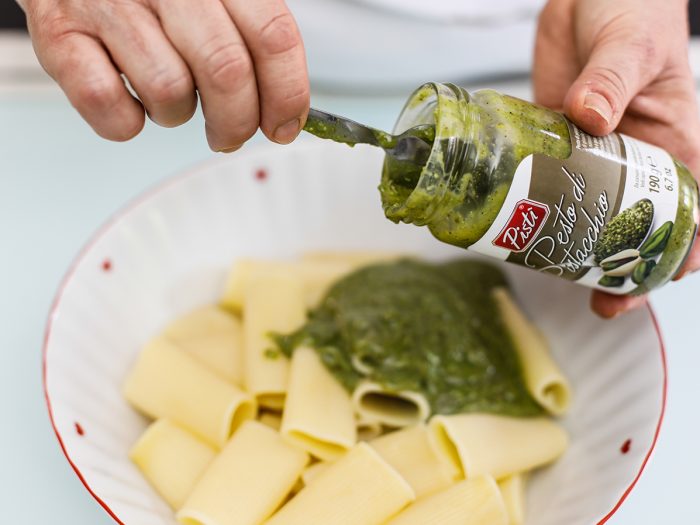 Rigatoni Pistachio Pesto, Dried Tomatoes and Mozzarella Pistì