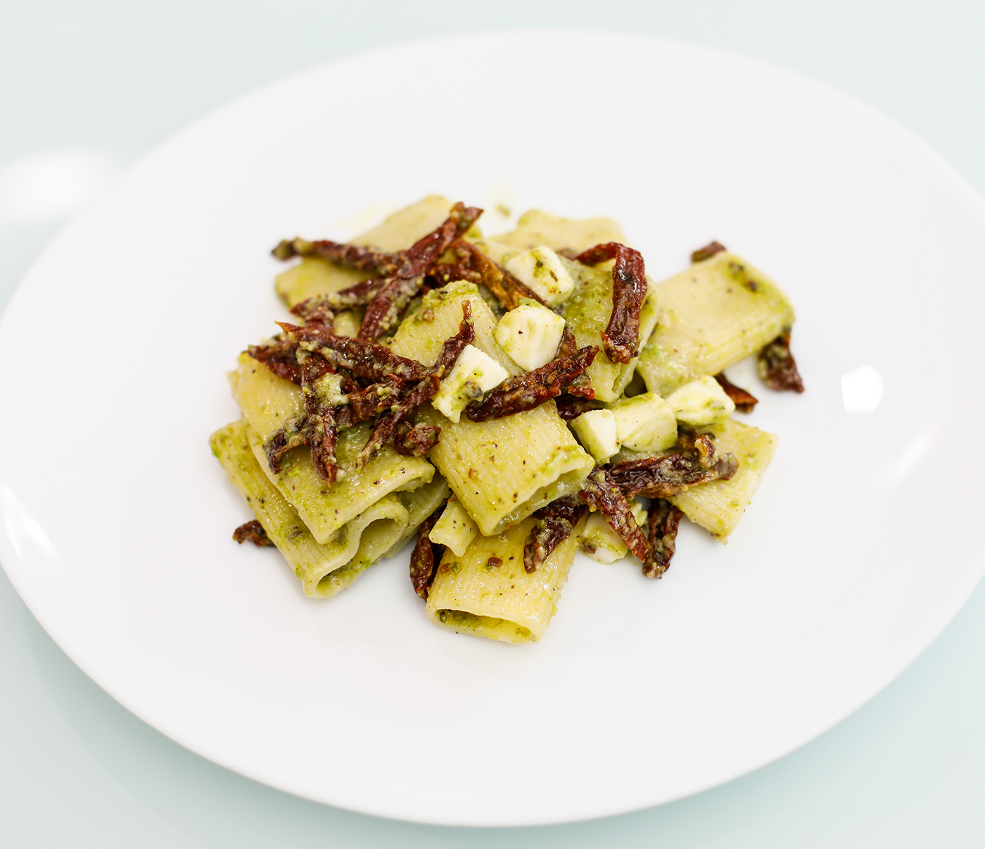 Ricetta Rigatoni Pesto di Pistacchio, Pomodori Secchi e Mozzarella